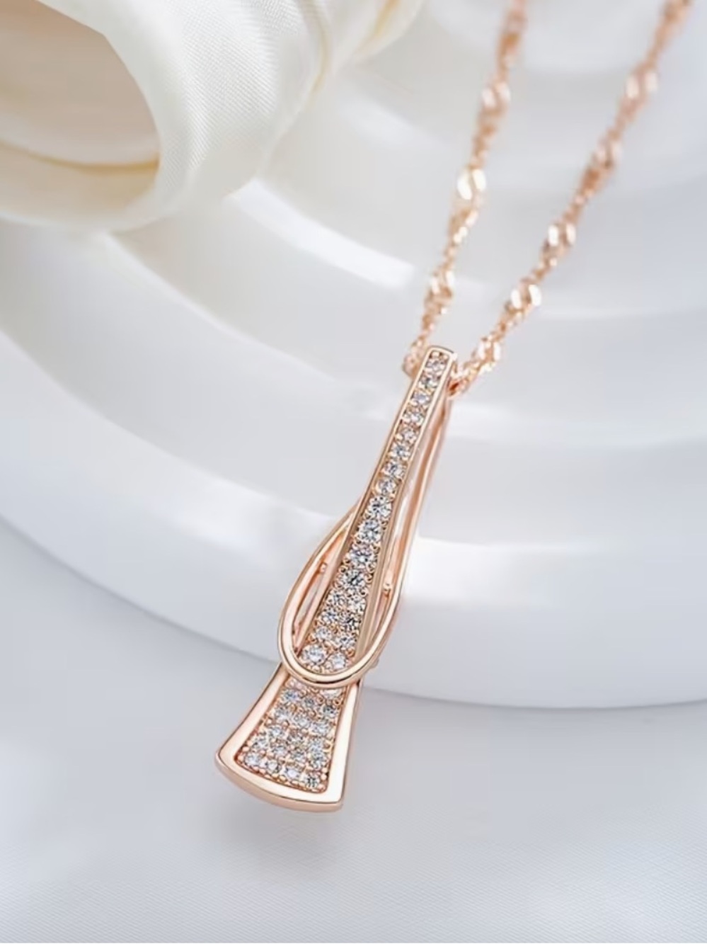 Gold Crystal Teardrop Pendant Necklace. - Picture 4 of 9